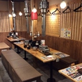 【2名様からご利用可能なテーブル席】仕事帰りのご利用にピッタリです！ワイワイ楽しめる雰囲気の店内。その他にも、人数などに合わせてさまざまなお席をご用意しております♪友達や同僚との飲み会や接待、合コンにおすすめ！