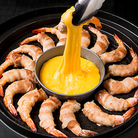 プリプリのエビを豚バラで巻いてチーズと絡めて食べる★