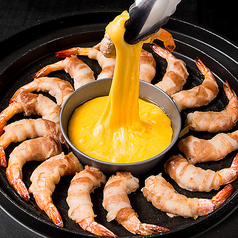 プリプリのエビを豚バラで巻いてチーズと絡めて食べる★の写真