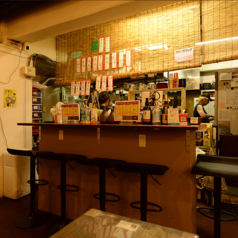 【カウンター席】気軽に立ち寄りやすいカウンター席をご用意しております◎サク飲みやサク飯、おひとりでお越しのお客様も気兼ねなくお使いいただけて便利です♪