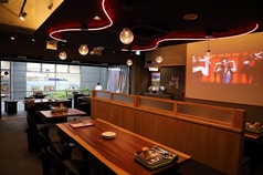 テーブルをつなげれば大人数もOK!K-POP流れる店内で韓国気分♪