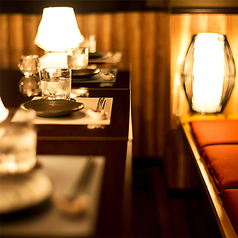 和の趣きを感じる大人な雰囲気のテーブル席は2名様～ご利用可能！飲み会や宴会だけでなく、誕生日・記念日のお祝いや女子会・合コンにも最適なお席です！宴会にお得な食べ飲み放題コースは3300円～♪