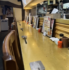 山形で夜遅くまで楽しめる飲み放題専門店、駅前交民館。夕方17時から朝8時まで営業しており、友人や同僚と気軽に立ち寄れる雰囲気が魅力です。1階にはカウンター席が7つあり、目の前で提供されるドリンクを楽しみながら、スタッフとの会話も楽しめます。特別な夜を過ごすのにぴったりの場所です。