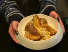 豆板醤のアイオリソース フレンチフライ 北海道ジャガイモを切り出した皮付きポテト