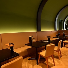 柔らかな照明が心地よい空間を演出しており、リラックスしたひとときを提供します。ソファシートも完備しているため、友人や家族との利用にも最適です。温かみのある雰囲気の中で、会話を楽しみながら素敵な時間を過ごせることでしょう。