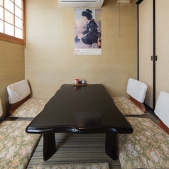 1階の座敷席。少人数でのご宴会が出来ます。個室になっていて、こちらも人気のお席となっておりますので、事前にお電話でご予約のうえ、ご来店ください。