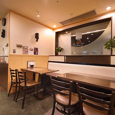 壁側のテーブル席は、片側がベンチシートタイプになっており、ゆったりと腰掛けてお食事いただけます。小さなお子様連れのご家族や、荷物が多い時でも安心な広々としたスペースが魅力です◎落ち着いて本格料理を味わいたい方に最適なお席で、ランチからディナーまで一日中快適にお過ごしいただけます。