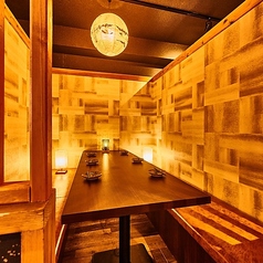 日が暮れると、ロマンチックな夜景が広がる、特別感あふれる大人のお席が登場します。デートや記念日のムードを最高に高める、最高のロケーションです。お食事の美味しさだけでなく、この贅沢な空間の魅力に心ゆくまで浸ってください。記憶に残る素敵なひとときをお届けします。