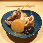 看板メニューのおでんはこだわりの出汁が具材にたっぷりしみ込んで、一口食べただけでも堪りません♪