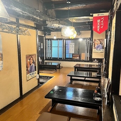 夕方17時から朝8時まで営業する飲み放題専門店で、和モダンの洒落た空間が広がります。心地よい座敷スタイルで、リラックスしながら特別なひとときを楽しめます。ムード満点のデザインは、友人との集まりや特別な夜にぴったり。多彩なお飲み物を揃え、心ゆくまで味わえるこの場所で、素敵な思い出を作りませんか。