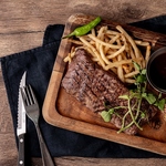 香ばしくジューシーな牛ハラミを豪快に焼き上げ、赤ワインと共に味わう至福。