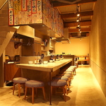 お一人様も大歓迎な1階カウンター席。お洒落な内装ながら、ふらりと立ち寄れる雰囲気が自慢です◎