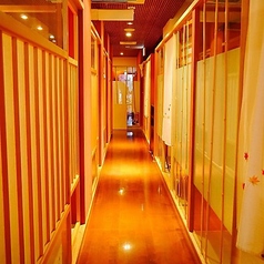 和の趣が溢れる落ち着いた空間には、大小様々な完全個室をご用意しています。障子を閉めると、プライベート感のある空間の完成。ご利用人数に合わせて仕切板や障子を全て取り外すと、梁だけを残した大きな個室になります。50名様から貸切にすることが可能なので、最大60名様までの忘年会などの大型宴会におすすめです。