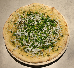 釜揚げしらすと岩海苔のクリームピッツァ