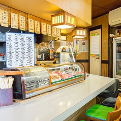 １階のカウンター席。お席が９席と少なくすぐ埋まってしまうので、お越しいただく前にお電話をお願いします。