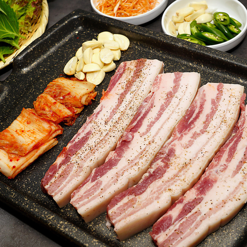 国産豚を生で提供し、カリカリジューシーな味わい。追加トッピングも充実です！自分好みに楽しんで！