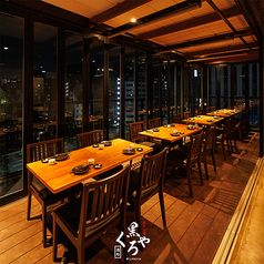 ［13～18名様］大きな窓越しに広がる景色と、艶やかな木のテーブルが織り成す空間は、まさに都会の隠れ家。開放感とプライベート感が調和し、大切なひと時をより特別なものへと昇華させる宴会個室です。
