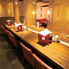 落ち着いた雰囲気の店内にはBOX席をご用意しております。周りのお席とは離れておりますので、個室でなくてもゆったりとご宴会をお楽しみいただけます。ぜひかまどかで素敵な宴会のひと時をお過ごしください♪予約受付中！