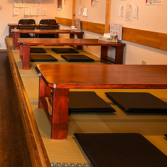 ごゆっくりお過ごしいただけるお座敷をご用意しています！木の温もりを感じとれるテーブル席は広々としており、快適をお過ごしいただくことができます。ご2名から4名でご利用いただくことができるので、ご家族でのお食事やご友人同士での飲み会や女子会など様々な用途でお使いいただくことができます！