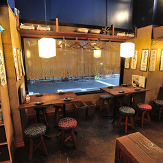 和の温もり溢れる心地良い空間。テーブル席は、8～10名様の団体様もご案内可能です◎