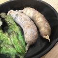 料理メニュー写真 ミミガー入り手作り腸詰ソーセージお好きなの２本 プレーン/チョリソーチーズ/大葉