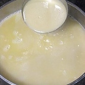 【秘伝の鶏白湯スープ】秘伝の鶏白湯スープは、国産の鶏胴ガラと新鮮な野菜を使用し、7時間という長時間炊き続けることで生まれる濃厚な一杯です。ゼラチン質のコラーゲンが溶け込み、美容や健康にも嬉しい効果をもたらします。匠の技が光るこのスープは、旨味が凝縮されており、心も体も満たす特別な味わいを提供します。