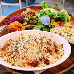 牛粗挽き肉と甘長唐辛子、半熟卵の焼きチーズキーマカレードリア　パン付き