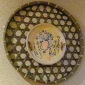 テーブルにはちょっとしたお飾りも施され、心地よい空間を演出しています。照明も柔らかく、リラックスできる空間が広がっています☆