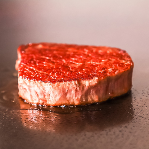 フランス料理を極めたシェフが織り成す和洋折衷の鉄板焼き。洋酒も豊富な新感覚料理店