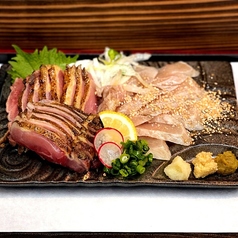 【けむり名物】赤鶏の炭火タタキ (2種盛り) 一人前