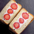 料理メニュー写真 苺のフルーツサンド
