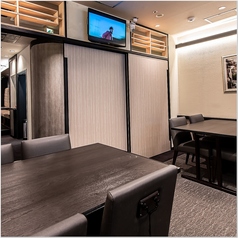 4名様～横並びで19名様　テーブル席。飲み会・宴会・女子会におすすめの席。TVモニター完備。