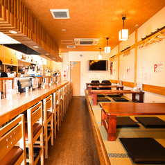 お家に帰ってきたような暖かみのあるようなお店となっています。お店の名前である『お食事処だん』の由来は一家団欒の【団】と落ち着いた雰囲気で【暖】かみのあるお店にしたいという思いから命名しました！お座敷は4名掛けのテーブル席を３つご用意しており最大12名様でご利用いただけます！