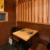 落ち着いた照明と木の温もりに包まれた店内は、デートにぴったりの雰囲気。二人でゆっくり会話を楽しめる個室や半個室もあります。鮮度抜群の海鮮や香ばしい焼き鳥をシェアすれば、自然と距離が縮まる心地よい時間に。特別な夜にも最適です。