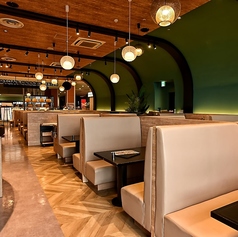 淡いベージュ色のお席は、デートにぴったりの落ち着いた雰囲気を醸し出しています。心地よい色合いが心を和ませ、リラックスした会話を楽しむのに最適な空間を提供します。