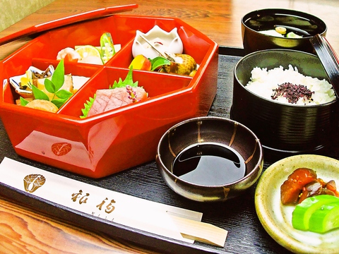 古き良き部分を大切に、今も喜ばれる品々。京の名産品や本格的な京料理はこちらで。
