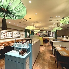 20人～50人までの貸し切りが可能です。特別な時間を過ごすなら、貸し切り可能なこのお店がぴったり！大人数での集まりやイベントにもぴったりです。居心地の良い空間は、リラックスした雰囲気を演出しており、みんなでワイワイ楽しむのにぴったりな場所です。カラフルなインテリアも魅力的で、写真映えもバッチリ☆ 