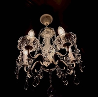 きらきら輝くシャンデリアで豪華な雰囲気◎