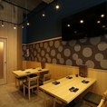 【4名様テーブル】落ち着いた雰囲気の中で気軽な飲み会やじっくり話したいご会食に最適です。3卓のテーブルをご用意しております。木造りの家具が温かみを与え、リラックスした時間を過ごすことができます。ファミリーや女子会、ママ会にも人気のスペースです♪