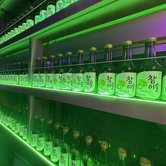 チャミスル並ぶ韓国酒場！次はどの味のチャミスルにしようかな？韓国気分を存分に♪