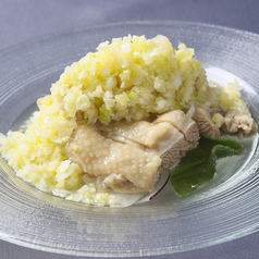 蒸し鶏の特製葱ソースがけ