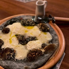 4種のチーズピッツァ 「クアトロフォルマッジ」 甘い蜂蜜をたっぷり掛けて