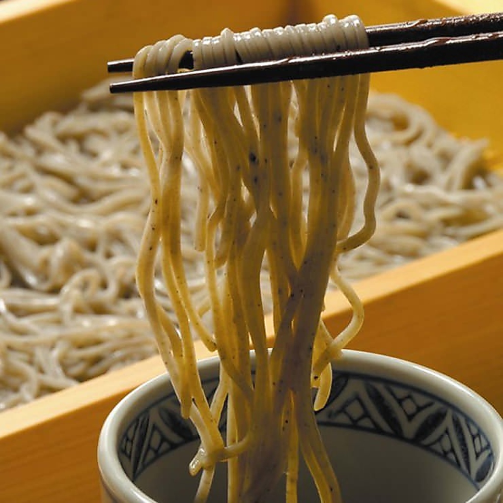 黒胡麻をたっぷり練り込んだオリジナルの麺は香り高い黒胡麻と蕎麦の風味がマッチした自慢の一品！