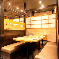 【少人数のお集まりや家族とのお食事にも当店は最適】木のテーブルと温かみのある照明が、落ち着いた雰囲気を演出します。合コンや女子会はもちろん、2次会などのちょい飲みにもぜひご利用ください。安心して食事や会話を楽しめる居心地のよい空間です。