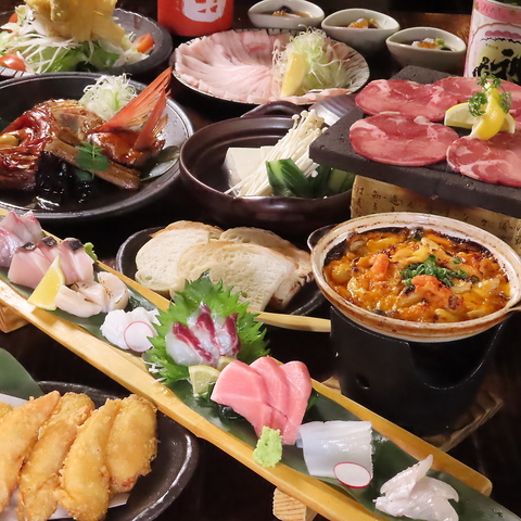 駅から徒歩3分。新鮮な魚介と旬の食材を使った料理を楽しめる店。お酒の種類も豊富。
