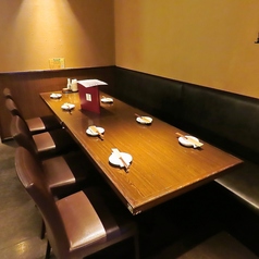 半個室は2名様～ご用意！周りに気兼ねなくお寛ぎ頂けるよう少人数様からご利用いただける個室や、団体様でのご宴会におすすめな掘りごたつ席など、お客様にとって最適なお席をご用意しております。居酒屋で宴会をするならかまどかで決まり！