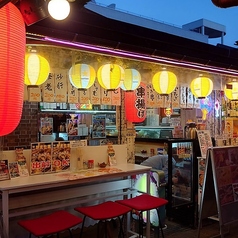賑やかな笑い声と、活気あふれる雰囲気に包まれた当店で、楽しいひとときを過ごしませんか？店内には、グループ利用に最適なテーブル席をご用意しており、大人数でのご宴会もOK！お仲間と美味しいお酒と料理を囲んで、ワイワイと語り合い、特別な時間を過ごしましょう！