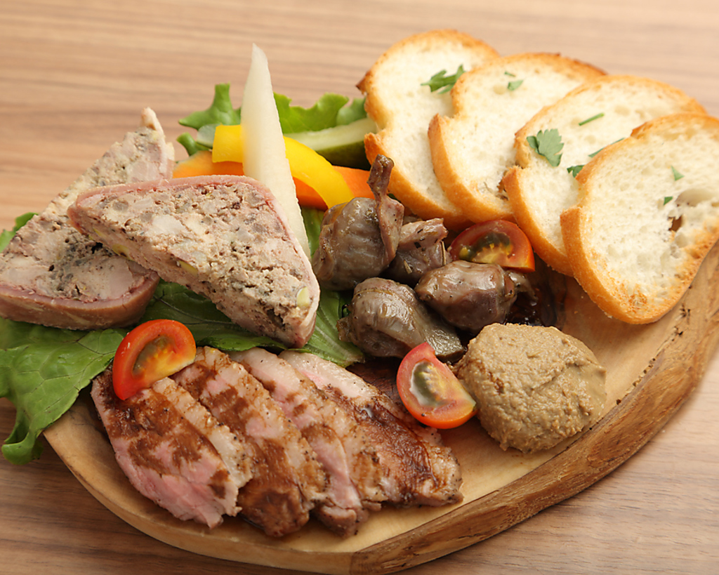 看板メニュー！大人気の「肉の合盛り」ワインにもピッタリ♪