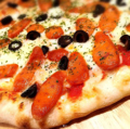 料理メニュー写真 ピザ　チョリソーと黒オリーブ