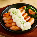 料理メニュー写真 ラクレット風ソーセージ盛り合わせ